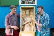 Fritz Fuchs (Guido Hammesfahr, links) ist erleichtert, David Paschulke (Daniel Zillmann, rechts) schlottern vor Angst noch immer die Beine! Was steckt hinter dem Fluch des Pharao?