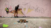 Ein Mann streicht eine Wand