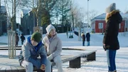 Daniel (Viljar Knutsen Bjaadal, l.) und Tara (Maya Ystenes, M.) gehen jetzt miteinander. Sanne (Tilde Ender Søvik, r.) weiß nicht so genau, wie sie sich verhalten soll.