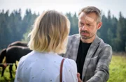 Erik (Sven Waasner, r.) verbirgt vor Josie (Lena Conzendorf, l.), in welch desolater Verfassung er sich befindet.