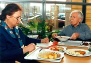 Charlotte (Ursula Karusseit) und ihr Mann Friedrich (Fred Delmare) sind vom Kantinenessen entsetzt. Plötzlich hat Charlotte eine Idee...