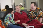Jay (Ed O'Neill, M.) versucht die Tatsache, dass Gloria (Sofia Vergara) neben Cameron (Eric Stonestreet) die komplette Familie auf ihren Kurztrip nach Hawaii eingeladen hat, mit Humor zu nehmen.
