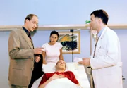 Schwester Arzu muß mit anhören, wie Rüdiger Ballack Roland mit einer Klage droht, wenn er nicht die Behandlung seines Sohnes einem Kollegen der Sachsenklinik übergibt.