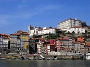 Stadttotale vom Fluss Douro aus, mit dem dominierenden Bischofssitz rechts oben.