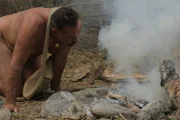 EJ bläst das Feuer an.
