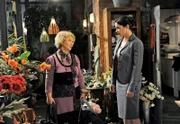 ARD ROTE ROSEN FOLGE 1049. Anne (Caroline Kiesewetter, r.) räumt gegenüber Erika (Madeleine Lierk-Wien, l.) ein, dass Thomas ihr ein echter Freund geworden ist.