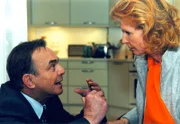 Prof. Simoni (Dieter Bellmann) und Oberschwester Ingrid (Jutta Kammann) stecken in einer hefigen Beziehungskrise. Haben sie noch eine Chance?