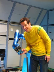 Willi Weitzel mit einer Roboterhand. Später soll sie Astronauten im Weltall helfen.