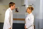 ARD ROTE ROSEN FOLGE 1042. Britta (Jelena Mitschke, r.) bittet Oliver (Max Engelke, l.) darum, Ben zur Vernunft zu bringen.