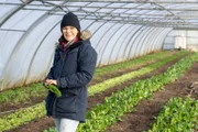 Gastgeberin Anja Pötting im Gewächshaus der Solawi.