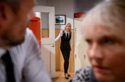 Yvonne (Tanja Lanäus, M. hinten mit Sabine Werner, r. vorne) muss gestehen, dass Gerry nicht in Not ist, sondern Erik (Sven Waasner, l. vorne) mit einem Junggesellenabschied überraschen will.