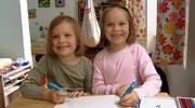 Marilu und Emelie sind Zwillingsschwestern. Der einzige Unterschied zwischen den beiden ist, dass Marilu mit der rechten und Emelie mit der linken Hand malt.