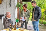In Walter Koreths (Karl Fischer, l.) Swimmingpool wurde die Leiche vom Fußballer Vinzent Ebner gefunden. Das macht ihn zu einem Hauptverdächtigen. Nina Pokorny (Julia Cencig, M.) und Lukas Roither (Jakob Seeböck, r.) ermitteln.