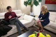 ARD/MDR IN ALLER FREUNDSCHAFT FOLGE 562, "Hätte, wäre, wenn …". Niklas Ahrend (Roy Peter Link) muss noch eine Hürde für die Einstellung in der Sachsenklinik nehmen - die Vertragsverhandlung mit der Verwaltungschefin Sarah Marquardt (Alexa Maria Surholt). Doch ob das für den charmanten, attraktiven, jungen Arzt wirklich eine Hürde ist?