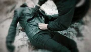 In Finsterwalde wollen zwei junge Männer ihren Vater nur kurz besuchen - doch sie machen eine grausige Entdeckung: Der Vater wurde umgebracht. Kurz danach wird am Berliner Gleisdreieck ein Drogendealer erstochen. Nichts führt anfangs beide Fälle zusammen. Als dann in Berlin ein Ladendieb festgenommen wird, ändert das alles. - Täter durchsucht sein Opfer - nachgestellte Szene.