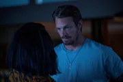 Adam (Joel Kinnaman) und Dr. Brooke Taylor (Uzo Aduba)