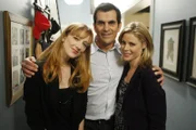 Die 'Modern Family'-Darsteller Ty Burrell und Julie Bowen mit dem heutigen Gaststar Judy Greer.