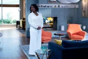 Uzo Aduba als Dr. Brooke Taylor