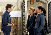 Britta (Jelena Mitschke, M. mit Maria Fuchs, r.) geht zähneknirschend auf Bens (Hakim Michael Meziani, l.) Bedingung ein.