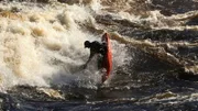 Rush Sturges ist eine Legende unter den Extrem-Freestyle-Kajakfahrern. Im September 2007 nahmen er und sein Kajak-Kollege Tyler Bradt ihren bis dato höchsten Wasserfall in Angriff - die 33 Meter hohen Alexandra Falls.