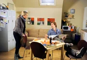 Britta (Jelena Mitschke, l.) verblüfft Ben (Hakim Michael Meziani, r.) mit ihrem Einverständnis, den gemeinsamen Tag doch noch zusammen zu verbringen.