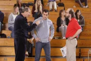 Als Phil (Ty Burell, Mi.) den Basketballcoach (Eric Lange, re.) höflich bittet, weniger streng mit den Kindern umzugehen, macht dieser sich bloß lustig über ihn - bis Jay (Ed O'Neill) eingreift. Phil ist frustriert: Wieder einmal wurde er von Schwiegervater und Besserwisser Jay auf die Ersatzbank befördert...