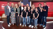 Hinten v. li.: Joachim Llambi, Kristina Bach, Linda Hesse, Henning Krautmacher, Guido Cantz, Stefan Dalheimer, Sandra Pape, Andrea Zillig, Fred Risch; vorne v. li.: Lea-Sophie Schärf, Jolina Risch, Marie Kristin Geiß, Emilia Braun.