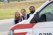 (v.l.n.r.) Ingrid (Petra Kleinert); Harald (Jan Georg Schütte); Ertu Karahanci (Kailas Mahadevan)