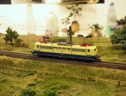 Eine Roco Lok Baureihe 151 der DB steht auf einem FREModul.