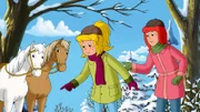 Bibi (l.) und Tina (r.) entdecken seltene Abdrücke im Schnee.