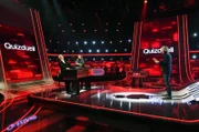 Moderator Jörg Pilawa (r.) mit den Kandidat:innen des Teams "Drehbuch": Dem Schauspieler Christoph M. Ohrt (l.) und der Schauspielerin Rebecca Immanuel (2.v.l.).