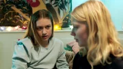 Tara (Maya Ystenes, l.) und Sanne (Tilde Ender Søvik) sind beste Freundinnen. Doch seit Tara mit Daniel geht - für den Sanne heimlich auch schwärmt - gerät ihre Freundschaft ist in Schieflage.
