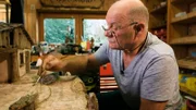 Seit 30 Jahren ist Lutz Kuhl aus dem pfälzischen Annweiler leidenschaftlicher Krippenbauer. Hier beim Gestalten einer Krippen-Landschaft.