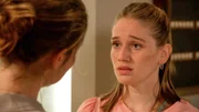 Bella (Alessia Mazzola) wird die Verantwortung für ihren Bruder zu groß. Sie bittet Svenja (Lea Marlen Woitack) überfordert, zu ihnen ins Rosenhaus zu ziehen.