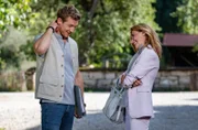 Vincent und Alexandra teilen einen warmen Moment.