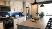 Die Australier Emily und Jay wollen sich ihren amerikanischen Traum erfüllen. Aber der kalifornische Immobilienmarkt in San Fernando Valley ist ein Albtraum. Als sie endlich ein neues Zuhause gefunden haben, werden sie zwischen Baustelle und einer Lebensmittelvergiftung auf eine harte Probe gestellt.