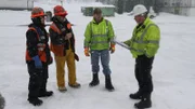 Danny, Animal, Buffalo und Ted Woodward arbeiten im Schnee.