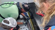 Der Hundshai wird von Fischereibiologe Matthias besendert.