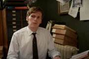 Endeavour Morse (Shaun Evans) ermittelt in dem Fall des ermordeten Adrian Weiss. Die vermeintliche Tatwaffe - ein alter indischer Dolch - macht ihn stutzig.