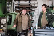 Julian muss Stadlbauer erklären, wieso der Traktor nicht funktioniert.