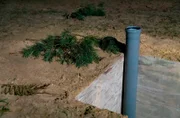 Es ist einer der größten Fälle der Brandenburger Polizei nach der Wiedervereinigung: Genau vor 25 Jahren wurde Matthias H. entführt und dann in einem Erdverlies versteckt, in das ihn die Erpresser gezwungen hatten. Sie forderten Geld, doch mehrere Übergabeversuche scheiterten. Als sie gefasst werden konnten, war es zu spät: Matthias H. war qualvoll erstickt. - Für die Dreharbeiten wurde die Grube, in der das Opfer gefangen gehalten wurde, nachgebaut. Durch Rohre sollte Luft in das Versteck gelangen.