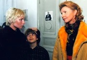Manuela Bender (Nadine Seiffert, links) darf wegen Verdacht auf Kindesmißhandlung an ihrem Sohn Marius (Patrick Baehr) nicht sehen. Oberschwester Ingrid (Jutta Kammann, rechts) will wissen, ob der Verdacht berechtigt ist...