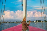 Tim in den Segeln schaut zurück.