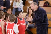 Als das Basketballspiel von Mannys Team nicht so recht gelingen will, greift Jay ein und übernimmt kurzerhand den Job des Trainers.