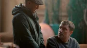 Ex-Polizeichef Brody (David Hayman, li.) nimmt sich Gunter (Hardy Krüger, Jr.) vor.
