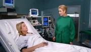 Alexa Maria Surholt in einer Doppelrolle: Als Verena Cornelius (r.) und Verwaltungsdirektorin Sarah Marquardt sorgt sie für Verwirrung in der Sachsenklinik.