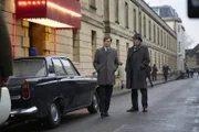 Endeavour Morse (Shaun Evans, l.) und DI Fred Thursday (Roger Allam, r.) ermitteln in der Bar "Moonlight Room", die gehört nun dem berüchtigten Gangster Vic Kasper.