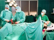 Kathrin Globisch (Andrea Kathrin Loewig, rechts) kann die Patientin nicht länger stabilisieren. Philipp Brentano (Thomas Koch, Mitte) wollte unbedingt die OP allein durchführen, doch merkt sehr schnell, dass er sich überschätzt hat und übergibt schnell die Leitung Dr. Kreutzer (Johannes Steck, links).