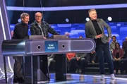 Moderator Jörg Pilawa mit den Kandidaten des Teams "Hessen": Michael Kessler und Bodo Bach, beide Komiker.