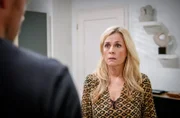 Yvonne (Tanja Lanäus, r.) gesteht Erik (Sven Waasner, l.), dass sie mit Christoph geschlafen hat.